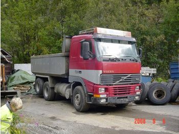 VOLVO  - Тентованный грузовик