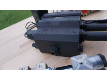 Фронтальный погрузчик для трактора для Грузовиков Front loader valve with Load Sensing LS valve 4 function Joystick 90 l/min 24 gp Case IH: фото 5
