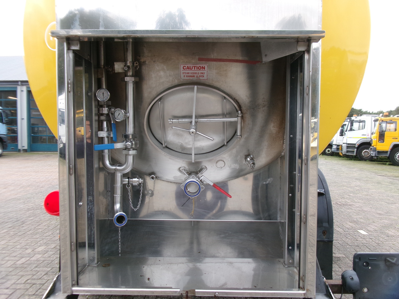 Полуприцеп-цистерна для транспортировки пищевых продуктов Clayton Food (beer) tank inox 30 m3 / 1 comp: фото 9