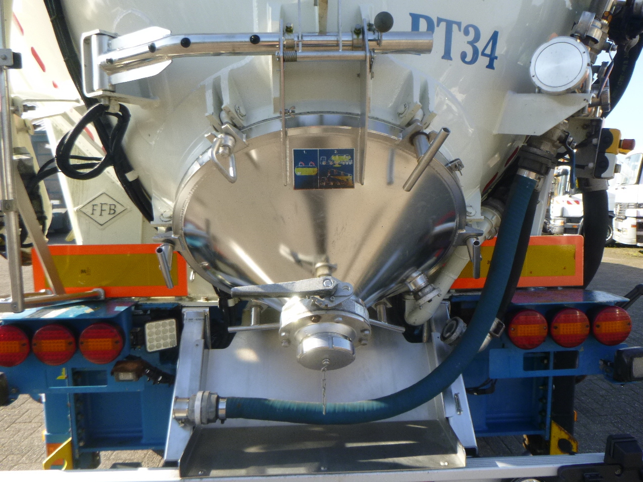 Полуприцеп-цистерна для транспортировки муки Feldbinder Powder tank alu 60 m3 / Compressor diesel engine.: фото 11
