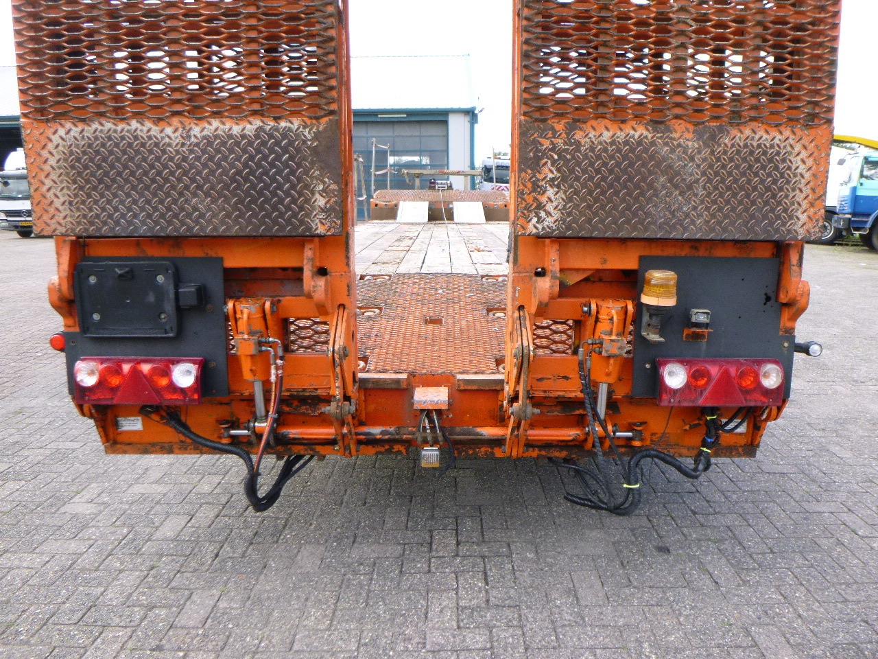 Низкорамный полуприцеп King 3-axle semi-lowbed trailer 44T + ramps: фото 6