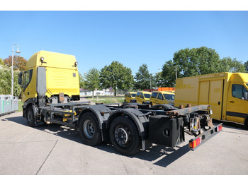 Грузовик-контейнеровоз/ Сменный кузов IVECO Stralis