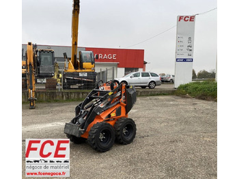 Компактный фронтальный погрузчик