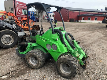 Компактный фронтальный погрузчик AVANT