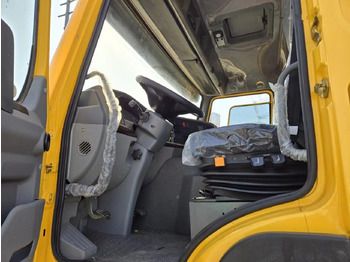 Фото интерьера 1: Тягач Howo 6x4 Фото интерьера 1: Тягач Howo 6x4