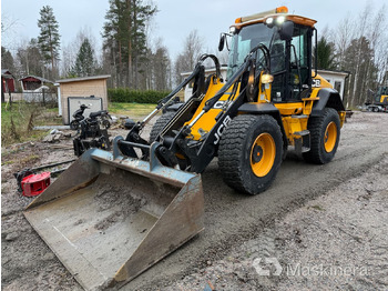 Колёсный погрузчик JCB