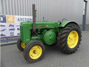 Трактор JOHN DEERE