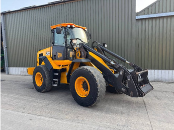 Компактный фронтальный погрузчик JCB