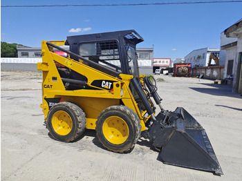 Мини-погрузчик с бортовым поворотом CATERPILLAR 226