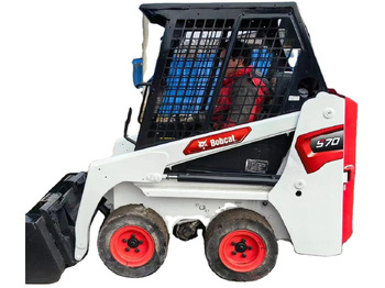 Мини-погрузчик с бортовым поворотом