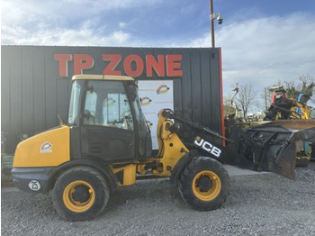 Компактный фронтальный погрузчик JCB
