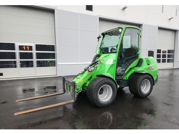 Компактный фронтальный погрузчик