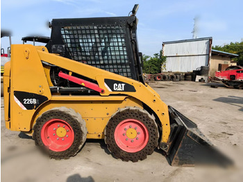 Мини-погрузчик с бортовым поворотом CATERPILLAR 226B