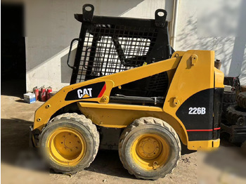 Мини-погрузчик с бортовым поворотом CATERPILLAR 226B
