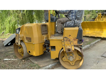 Дорожный каток CATERPILLAR CB24B
