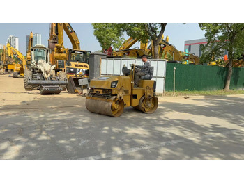 Дорожный каток CATERPILLAR CB24B: фото 3