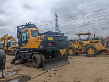 Колёсный экскаватор VOLVO