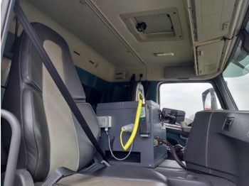 Грузовик-цистерна VOLVO FM: фото 4