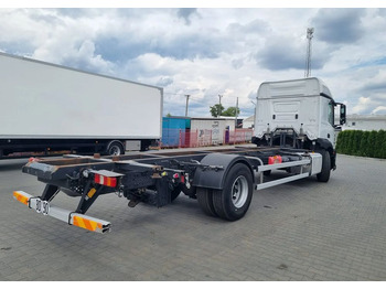 Тентованный грузовик Mercedes-Benz Actros 1836: фото 3