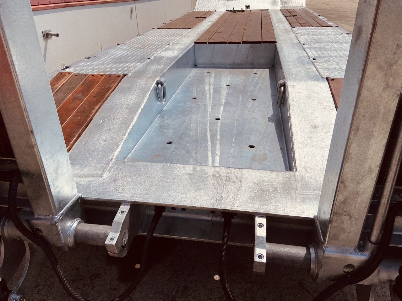 Новый Низкорамный прицеп для транспортировки тяжёлой техники Möslein T 4 VB F 4 Achs Tieflader- Anhänger, Neufahrzeug: фото 7 Новый Низкорамный прицеп для транспортировки тяжёлой техники Möslein T 4 VB F 4 Achs Tieflader- Anhänger, Neufahrzeug: фото 7