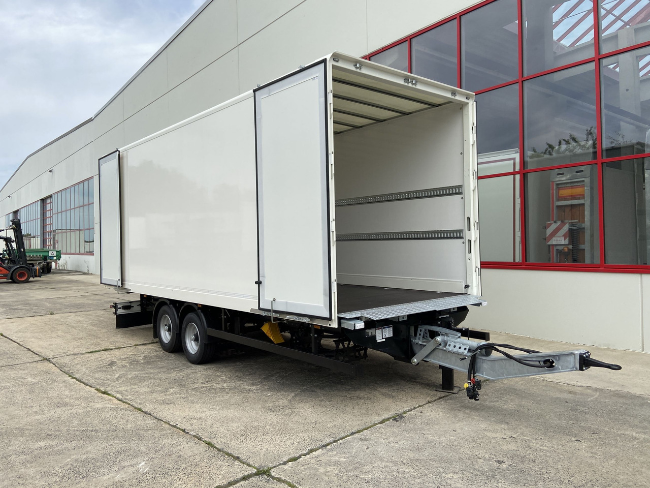 Новый Прицеп-фургон Möslein TKO 105 D 6m  weiß  Tandem- Koffer, Durchladbar, -- Neufahrzeug --: фото 13
