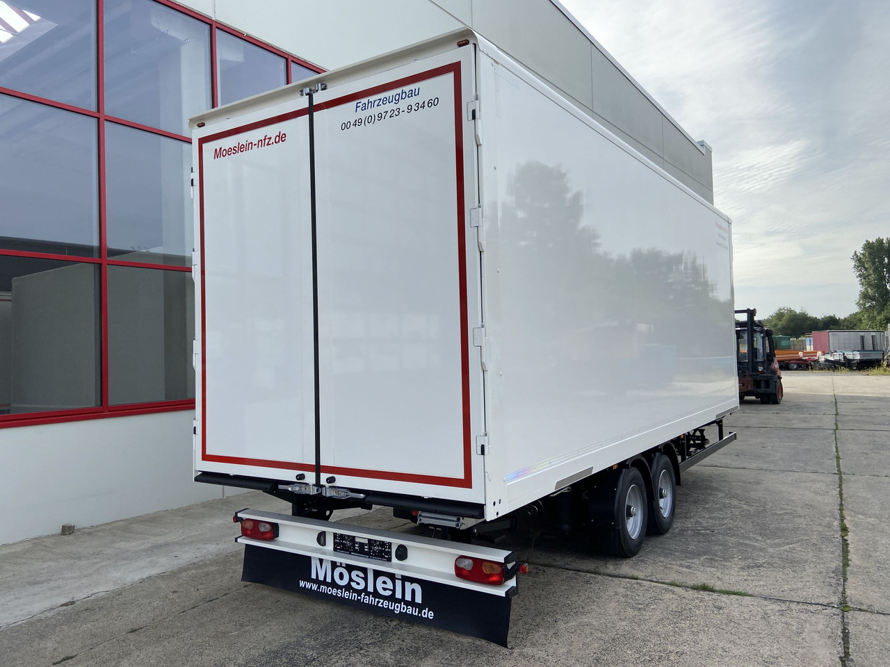 Новый Прицеп-фургон Möslein TKO 105 D 6m  weiß  Tandem- Koffer, Durchladbar, -- Neufahrzeug --: фото 10