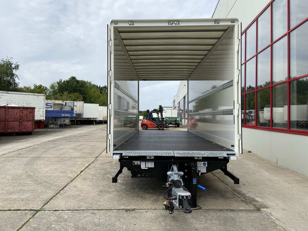 Новый Прицеп-фургон Möslein TKO 105 D 6m  weiß  Tandem- Koffer, Durchladbar, -- Neufahrzeug --: фото 9