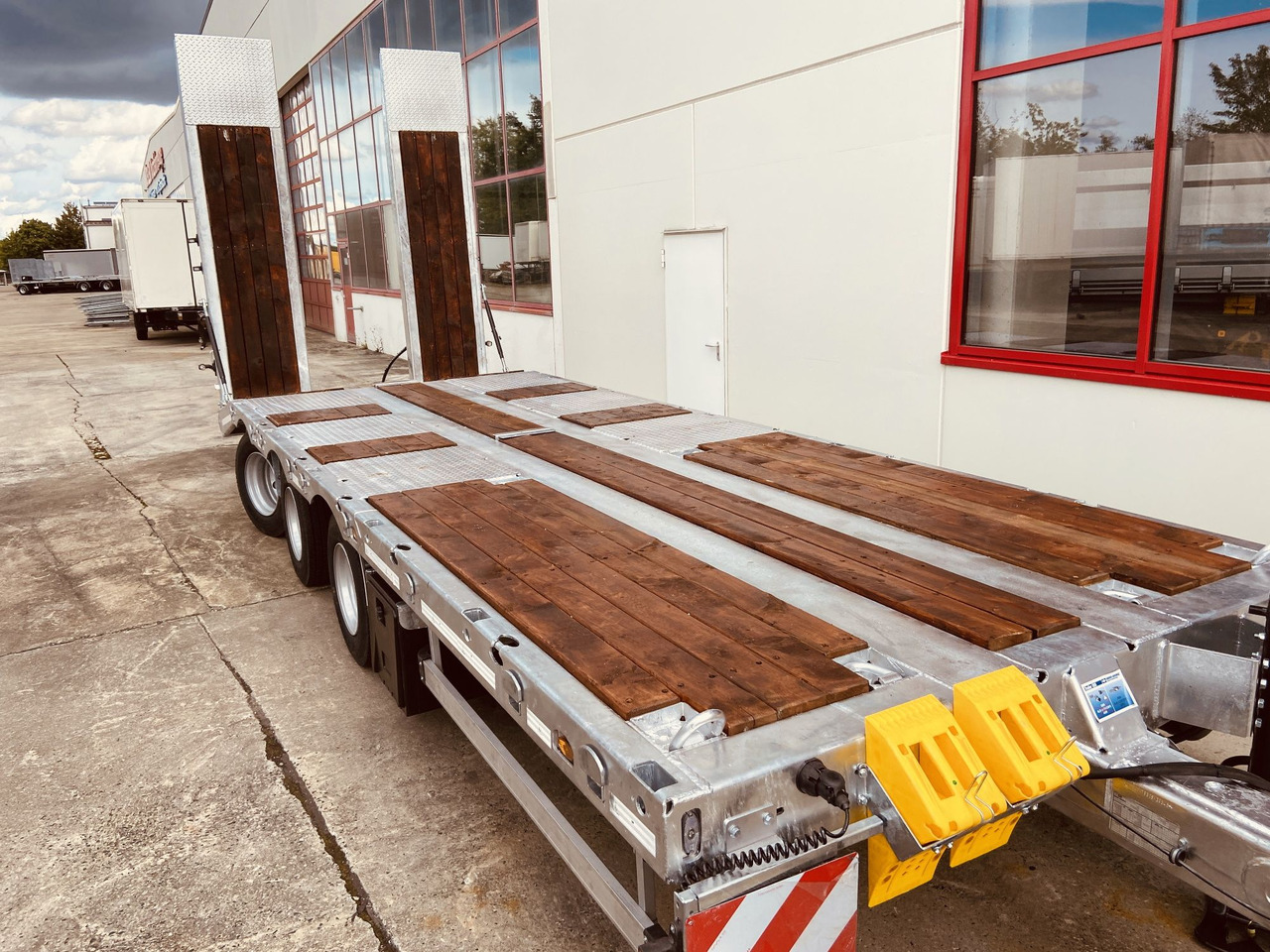 Новый Низкорамный прицеп для транспортировки тяжёлой техники Möslein TT 34 Zugrohr Gerade  34 t GG Tridem- Tieflader 3 Achs, gelenktNeufahrzeug: фото 10