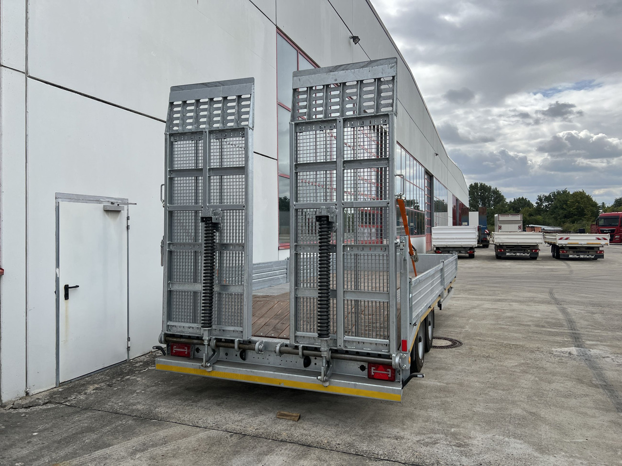 Möslein TT11 BR Neuer Tandemtieflader, breit Rampen - Низкорамный прицеп: фото 3 Möslein TT11 BR Neuer Tandemtieflader, breit Rampen - Низкорамный прицеп: фото 3