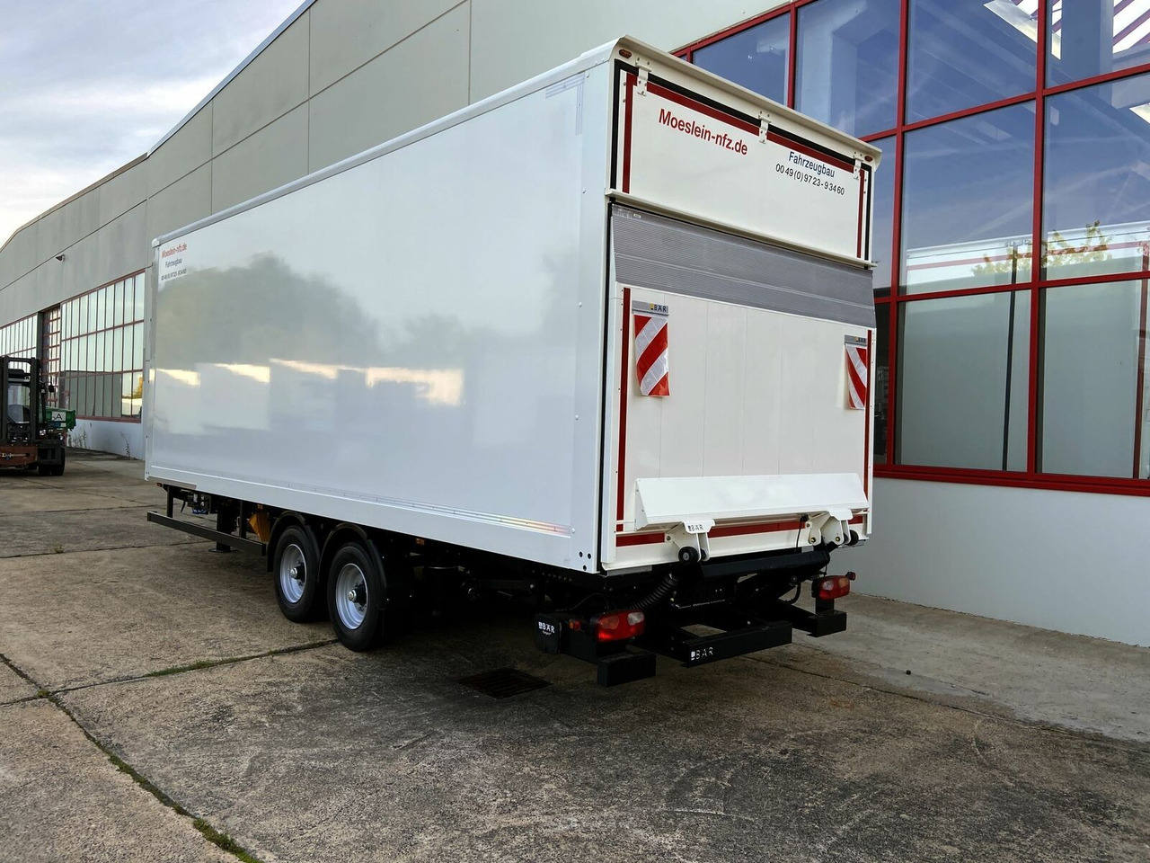 Möslein Tandem Koffer, Ladebordwand 1,5 t + Durchladbar - Прицеп-фургон: фото 5 Möslein Tandem Koffer, Ladebordwand 1,5 t + Durchladbar - Прицеп-фургон: фото 5