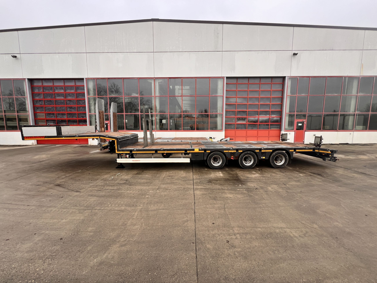 T3 3 Achs Satteltieflader - Низкорамный полуприцеп: фото 1 T3 3 Achs Satteltieflader - Низкорамный полуприцеп: фото 1