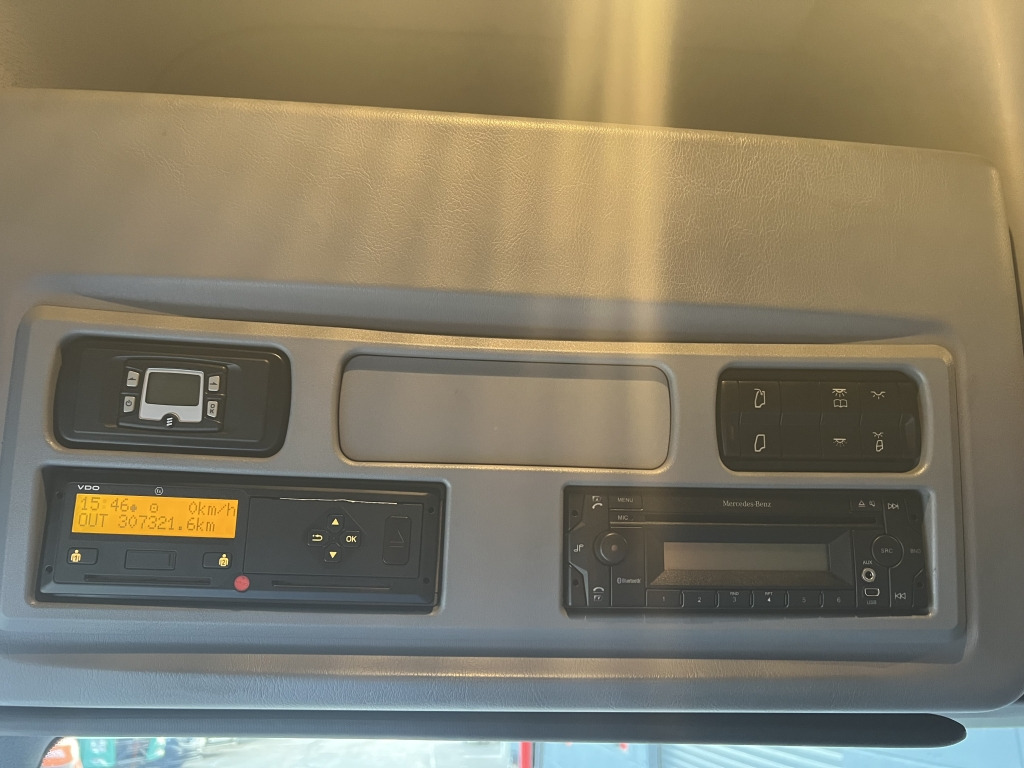 Mercedes-Benz Atego 1530 Klima Motorbremse Tempomat 7,35m +LBW - Тентованный грузовик: фото 4 Mercedes-Benz Atego 1530 Klima Motorbremse Tempomat 7,35m +LBW - Тентованный грузовик: фото 4