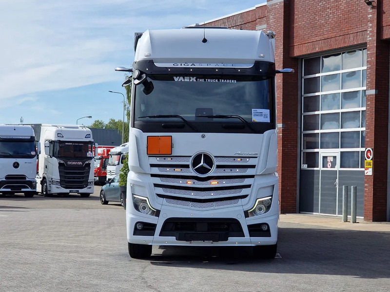 Mercedes-Benz Actros 2545 6x2*4 - Box with sidedoors - Loadlift - Steering axle - Full air - Camera - Грузовик с закрытым кузовом: фото 2 Mercedes-Benz Actros 2545 6x2*4 - Box with sidedoors - Loadlift - Steering axle - Full air - Camera - Грузовик с закрытым кузовом: фото 2