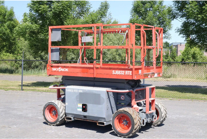 Skyjack SJ 6832 RTE | 12 METER | 454 KG - Ножничный подъемник: фото 2 Skyjack SJ 6832 RTE | 12 METER | 454 KG - Ножничный подъемник: фото 2