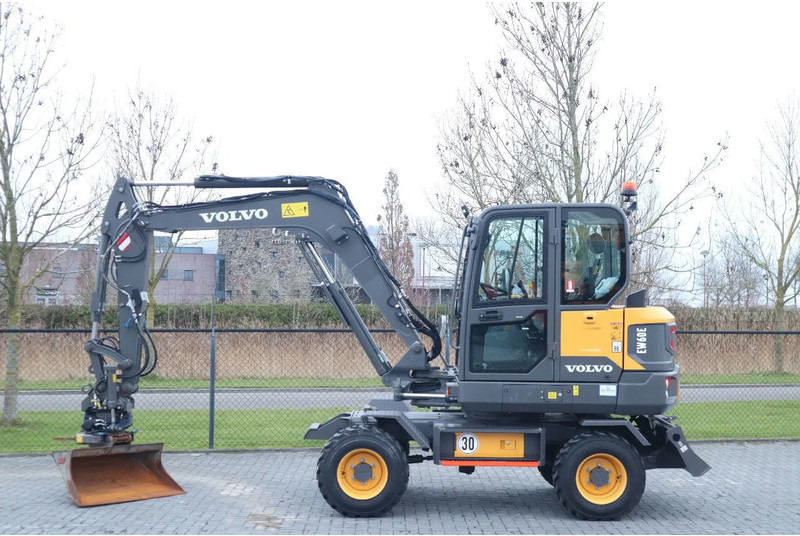 Volvo EW60E | DEMO | 30 KM/H | ROTOTILT + GRIPPER | BUCKET - Колёсный экскаватор: фото 1 Volvo EW60E | DEMO | 30 KM/H | ROTOTILT + GRIPPER | BUCKET - Колёсный экскаватор: фото 1