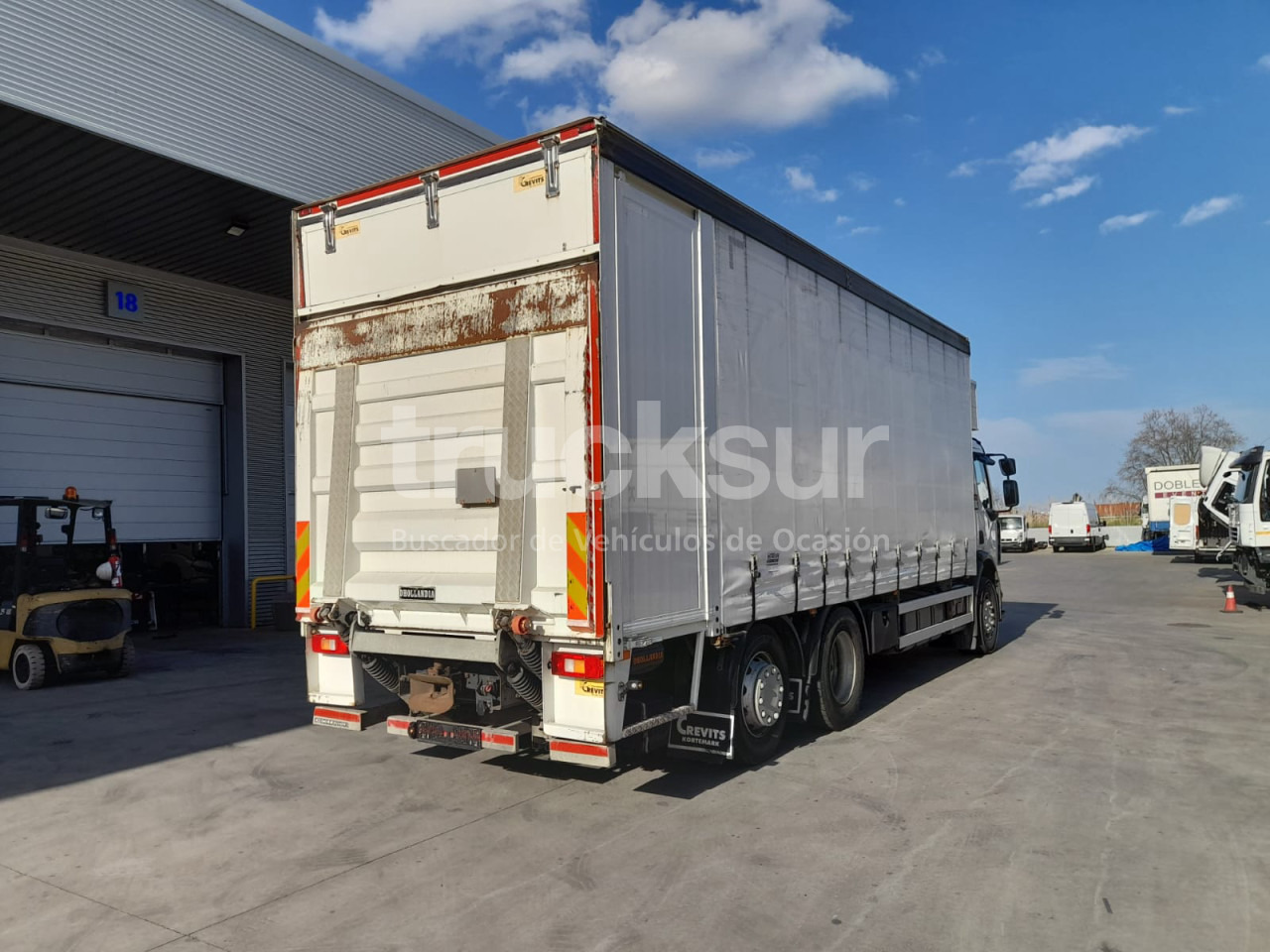 RENAULT D320.26 ejes 6x2*4 - Тентованный грузовик: фото 3 RENAULT D320.26 ejes 6x2*4 - Тентованный грузовик: фото 3