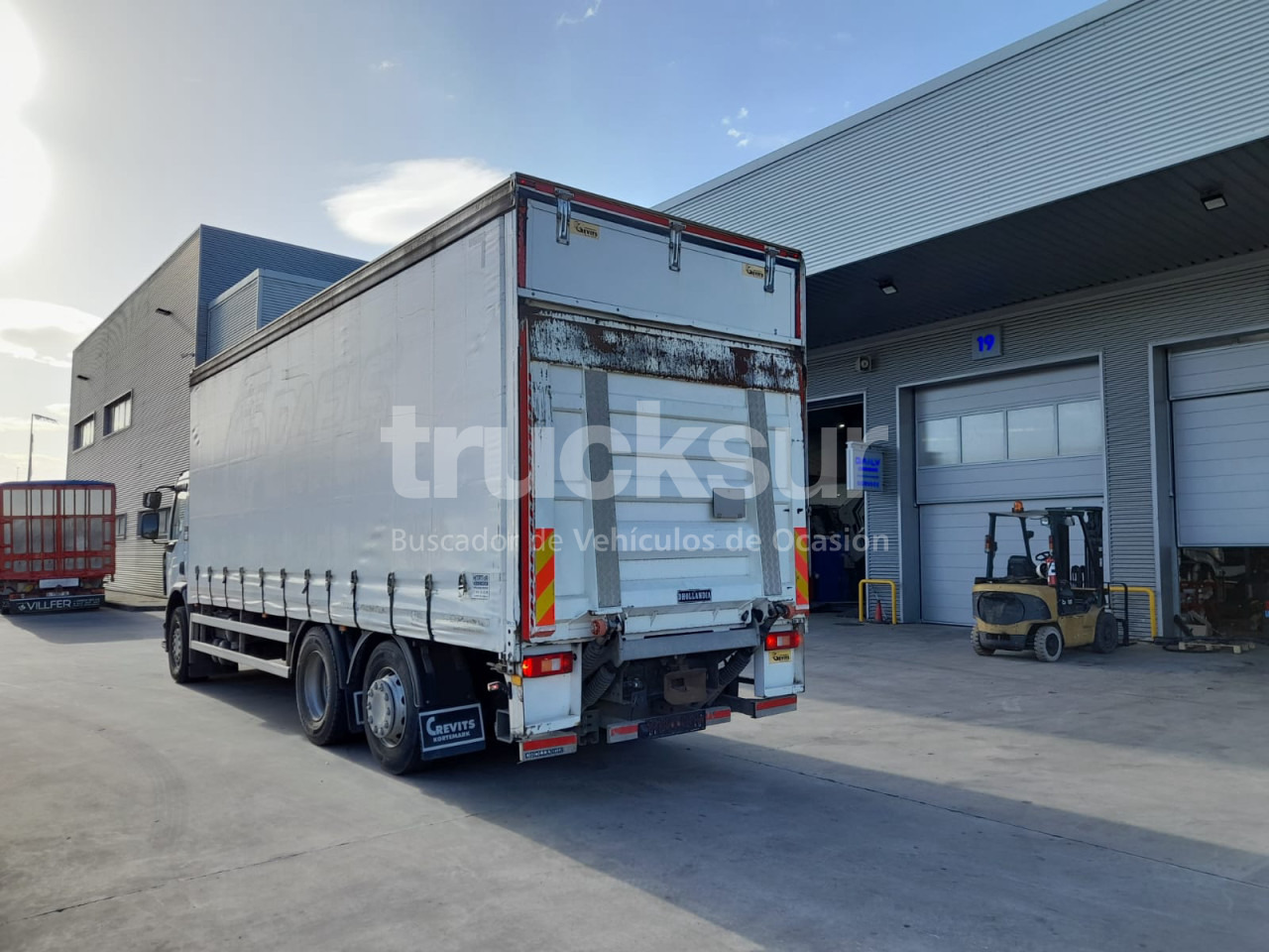 RENAULT D320.26 ejes 6x2*4 - Тентованный грузовик: фото 4 RENAULT D320.26 ejes 6x2*4 - Тентованный грузовик: фото 4