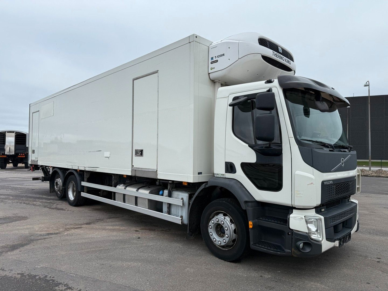 Volvo FE320 6x2*4 TK T1200-R Spectrum 9,80 m. koffer - Рефрижератор: фото 2 Volvo FE320 6x2*4 TK T1200-R Spectrum 9,80 m. koffer - Рефрижератор: фото 2