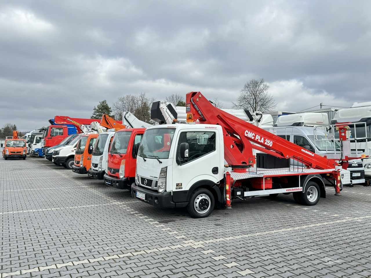 Nissan Cabstar - Грузовик с подъемником: фото 1 Nissan Cabstar - Грузовик с подъемником: фото 1