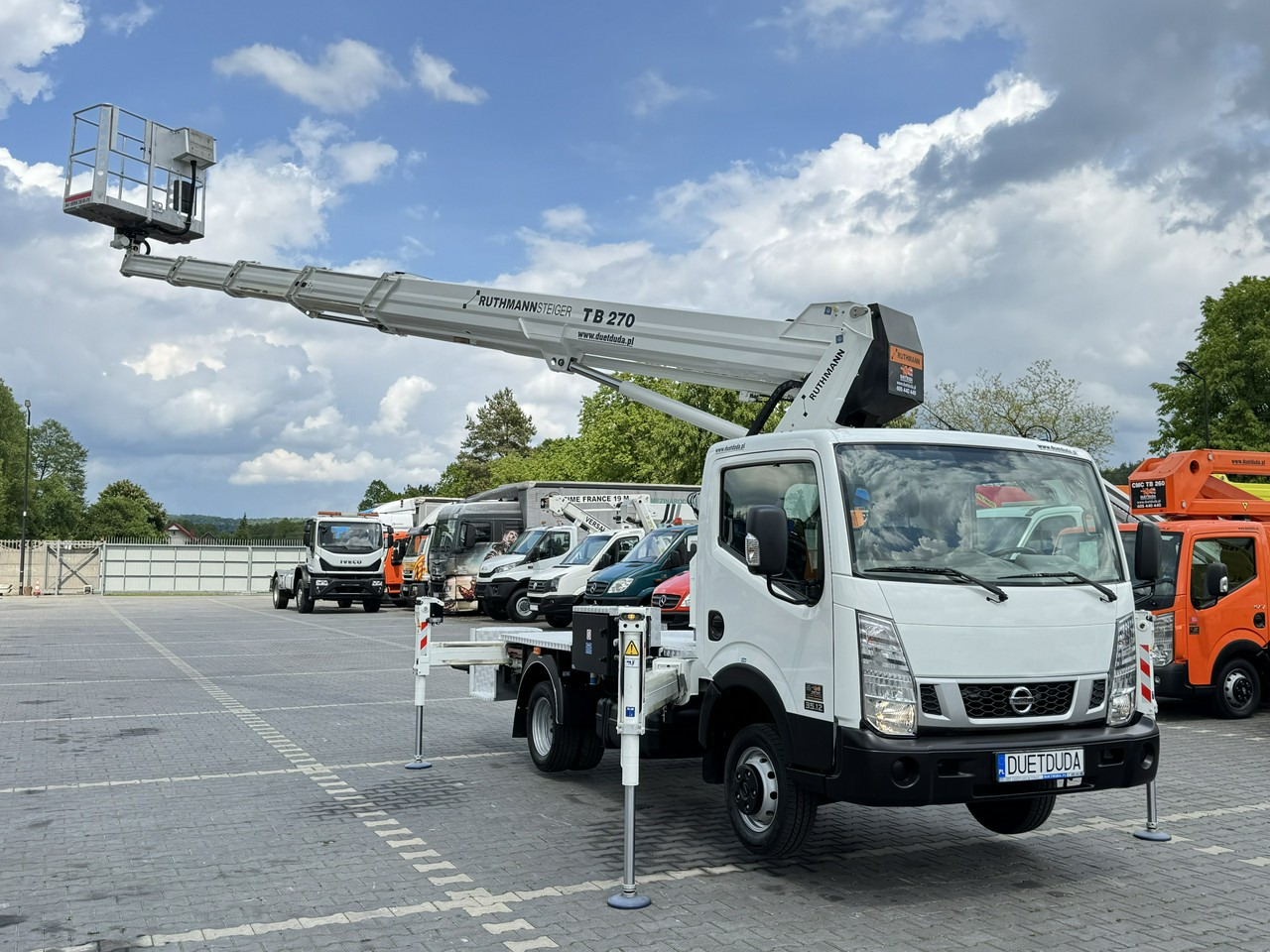 Nissan Cabstar - Грузовик с подъемником: фото 2 Nissan Cabstar - Грузовик с подъемником: фото 2