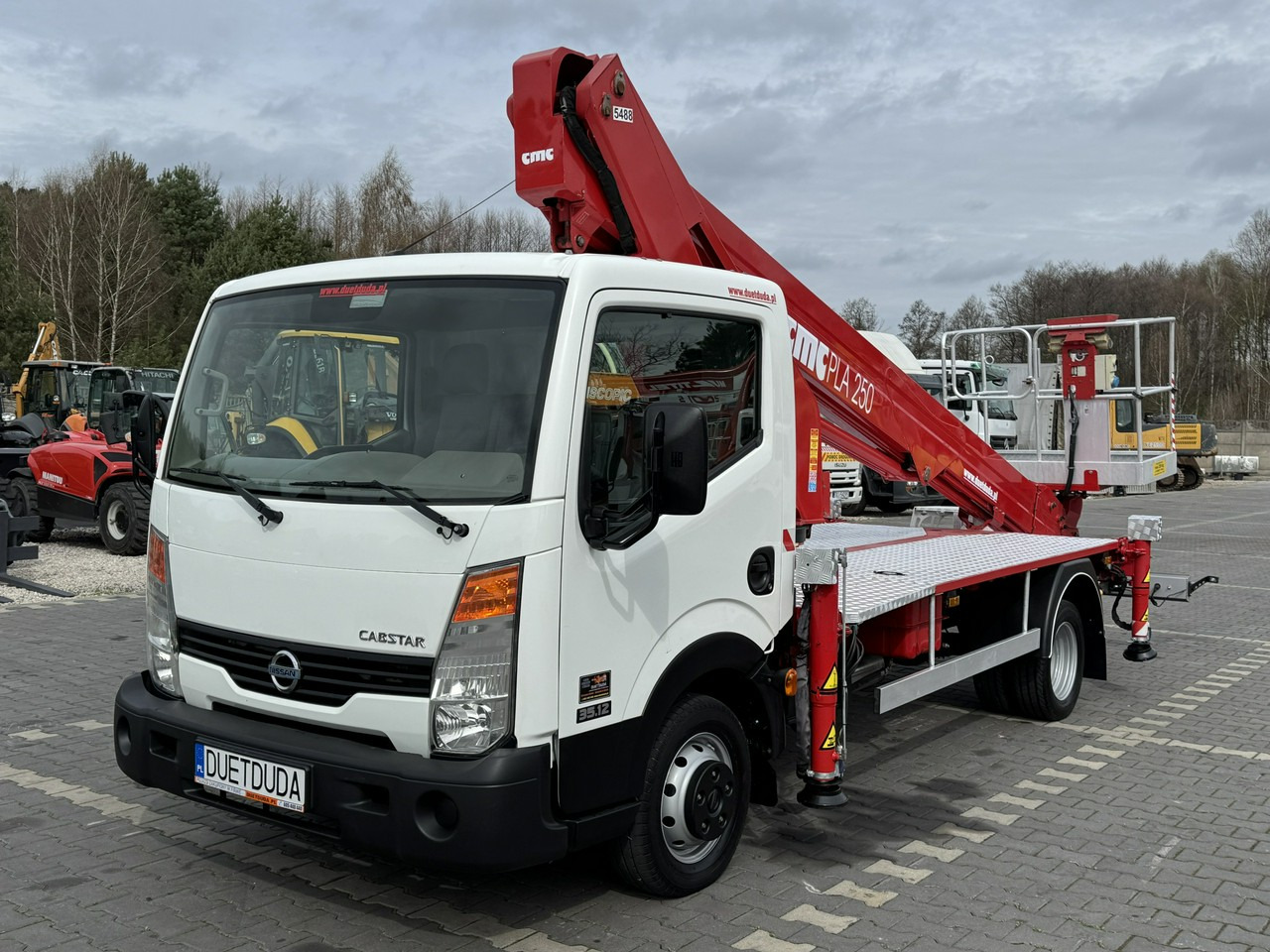 Nissan Cabstar - Грузовик с подъемником: фото 4 Nissan Cabstar - Грузовик с подъемником: фото 4