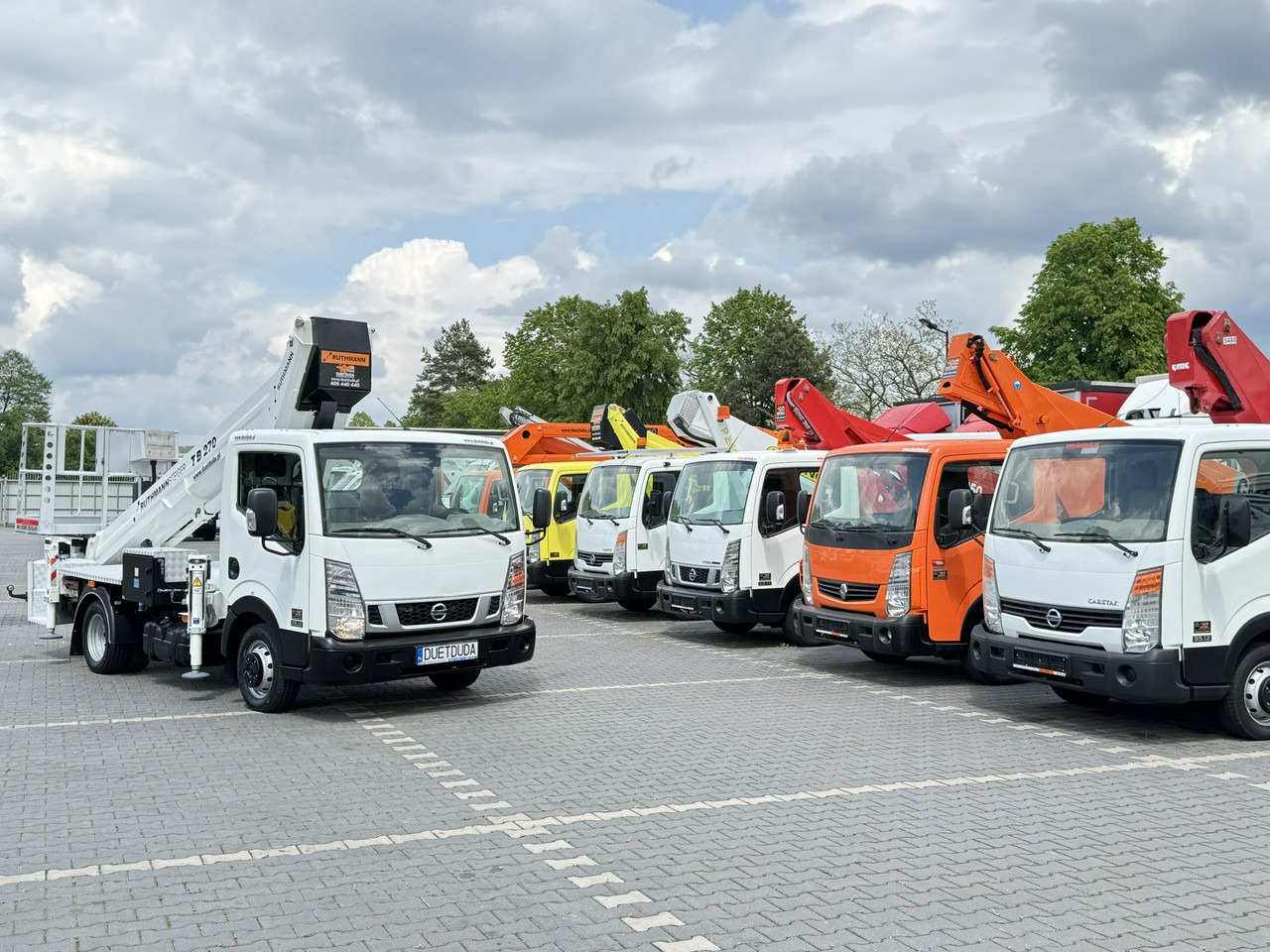 Nissan Cabstar - Грузовик с подъемником: фото 1 Nissan Cabstar - Грузовик с подъемником: фото 1