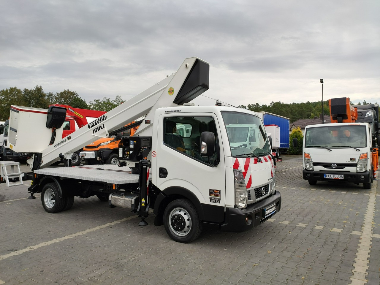 Nissan Cabstar - Грузовик с подъемником: фото 2 Nissan Cabstar - Грузовик с подъемником: фото 2