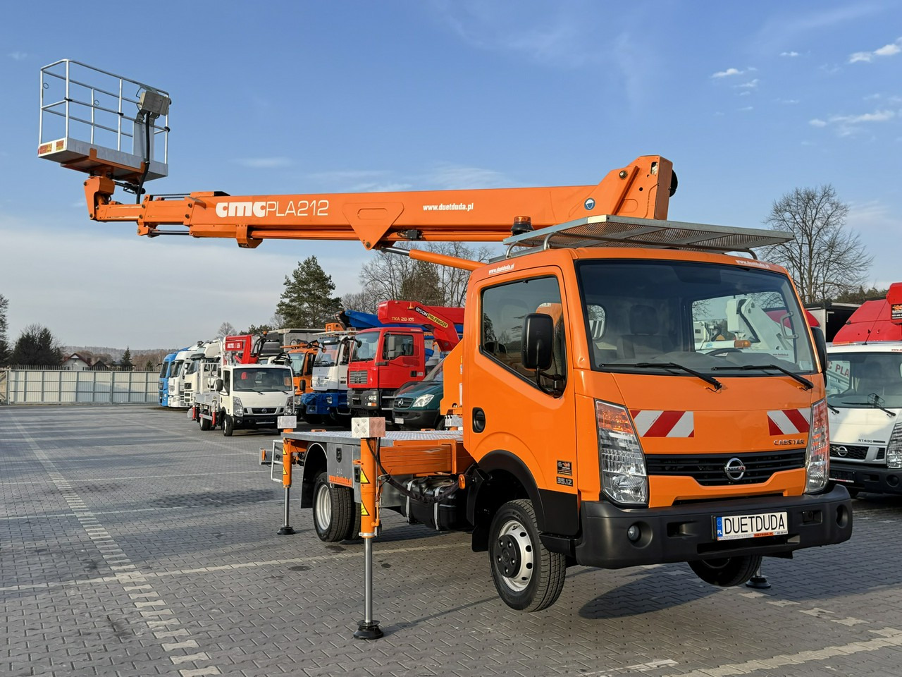 Nissan Cabstar - Грузовик с подъемником: фото 2 Nissan Cabstar - Грузовик с подъемником: фото 2