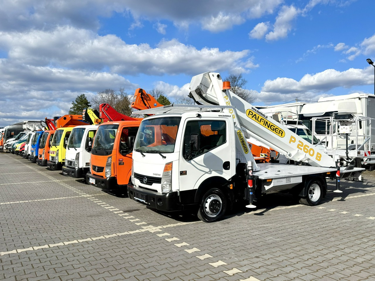 Nissan Cabstar - Грузовик с подъемником: фото 1 Nissan Cabstar - Грузовик с подъемником: фото 1