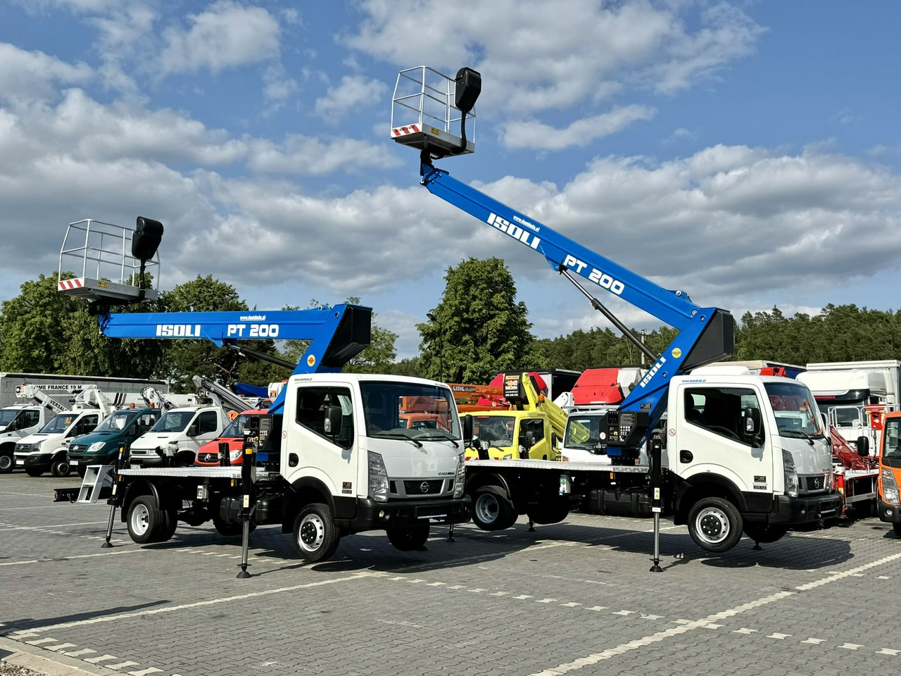 Nissan Cabstar - Грузовик с подъемником: фото 1 Nissan Cabstar - Грузовик с подъемником: фото 1