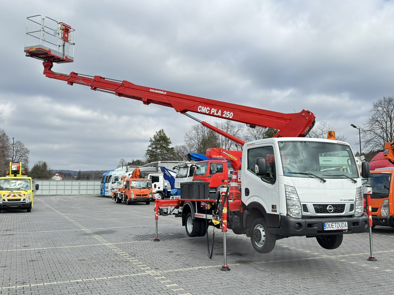 Nissan Cabstar - Грузовик с подъемником: фото 4 Nissan Cabstar - Грузовик с подъемником: фото 4