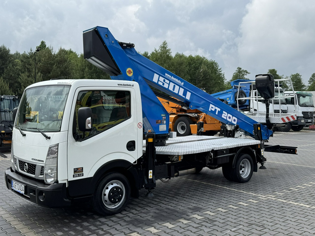 Nissan Cabstar - Грузовик с подъемником: фото 3 Nissan Cabstar - Грузовик с подъемником: фото 3
