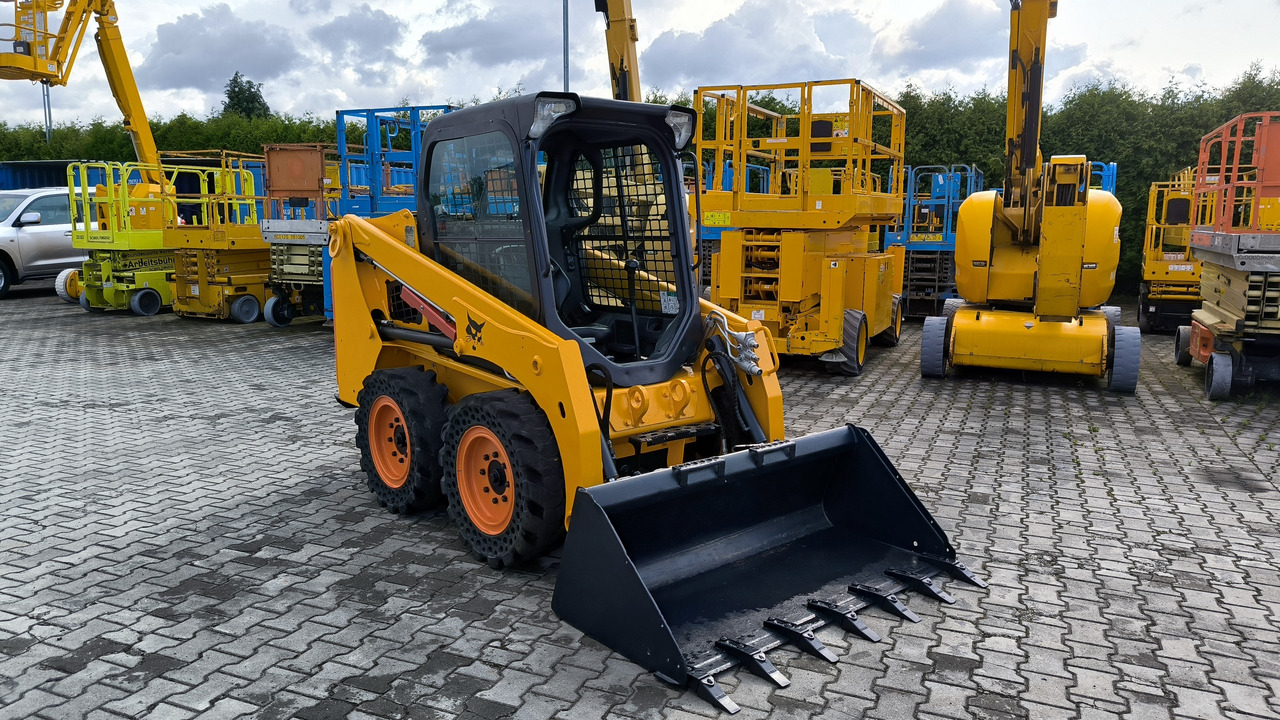 BOBCAT S450 - Мини-погрузчик с бортовым поворотом: фото 1 BOBCAT S450 - Мини-погрузчик с бортовым поворотом: фото 1