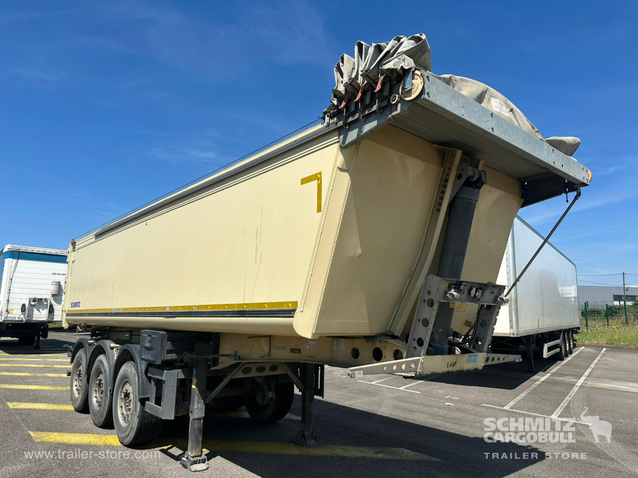 SCHMITZ Tipper Alu-square sided body 28m³ - Самосвальный полуприцеп: фото 1 SCHMITZ Tipper Alu-square sided body 28m³ - Самосвальный полуприцеп: фото 1